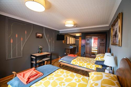 pokój hotelowy z dwoma łóżkami i telewizorem w obiekcie Burnside Cottage w mieście Wick