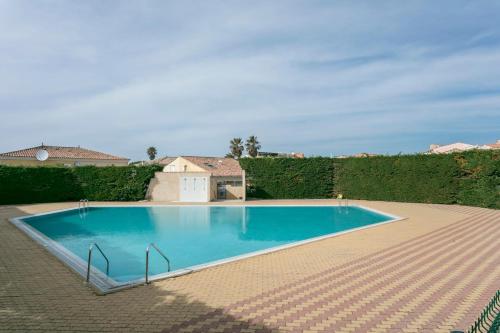 una gran piscina azul en un patio en Purple Secret Naturiste, en Cap d'Agde