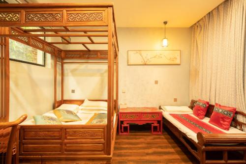 Ένα ή περισσότερα κρεβάτια σε δωμάτιο στο Beijing Rong Courtyard Boutique Hotel
