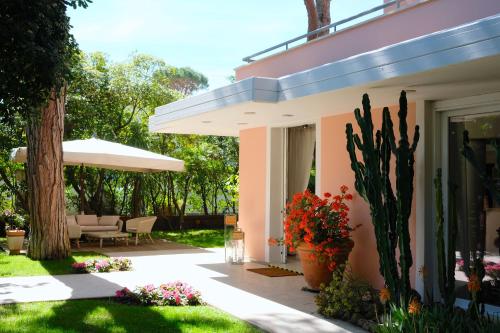 a pink house with a cactus at Hotel Piccolo Mondo in Lido di Camaiore
