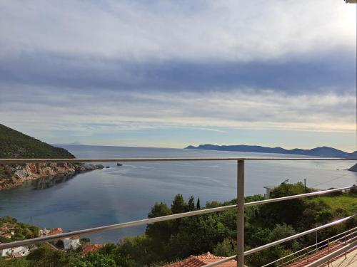 een uitzicht op een grote hoeveelheid water bij Sea View Studios in Skopelos Town