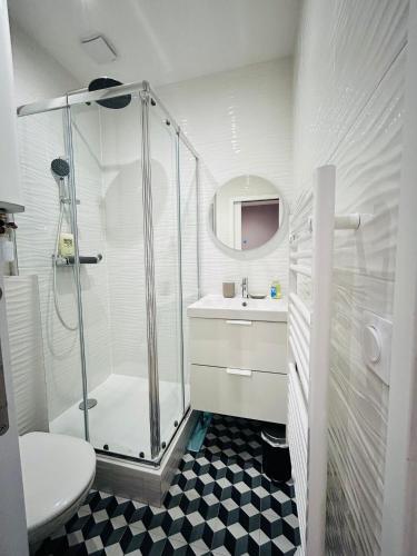 une salle de bain avec une douche, un lavabo et des toilettes dans l'établissement Enghien - New studio fully furnished, à Paris