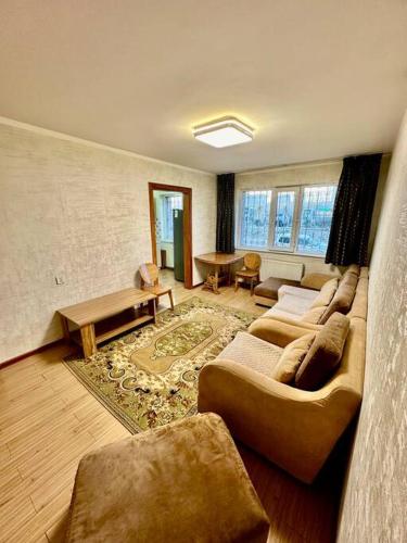 烏蘭巴托的住宿－6 guest family apartment，客厅配有沙发和桌子