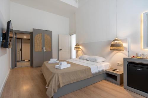 Schlafzimmer mit einem Bett und einem Flachbild-TV in der Unterkunft My Hotel in Antalya
