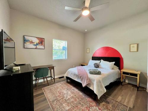 印第安納波利斯的住宿－Modern Style Home Near DT Indy & Major Attractions，一间卧室配有一张大床和红色床头板