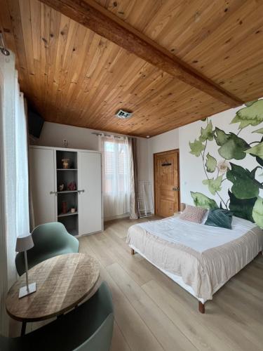 - une chambre avec un grand lit et un plafond en bois dans l'établissement GEWURZTRAMINER - Studio au pied du vignoble - rénové récemment - parking gratuit, à Riquewihr