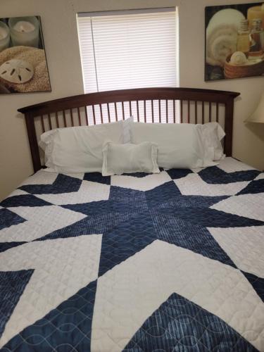 Una cama o camas en una habitación de House by Siesta Key