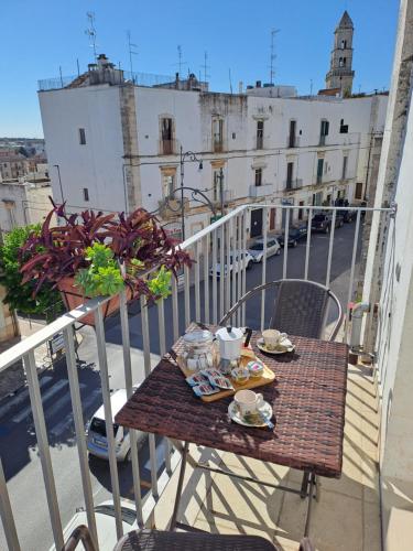 a table on a balcony with a tableasteryasteryasteryasteryasteryasteryasteryastery at A Levante in Putignano