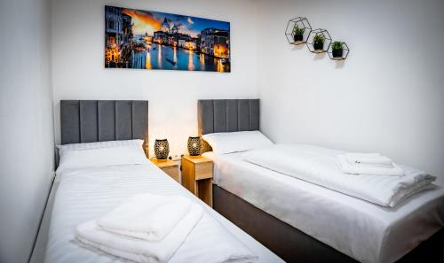 two beds sitting next to each other in a room at Rennglück Apartments in Kelberg