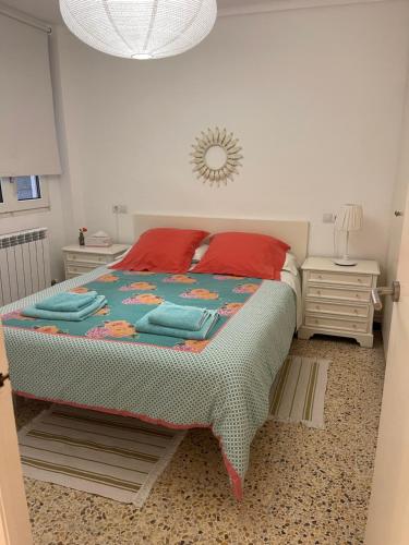 サロウにあるMarina Salou Apartmentsのベッドルーム1室(大型ベッド1台、赤い枕付)