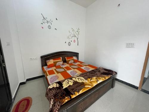 a bedroom with a bed in a room at Rukmani Rooms in Mathura