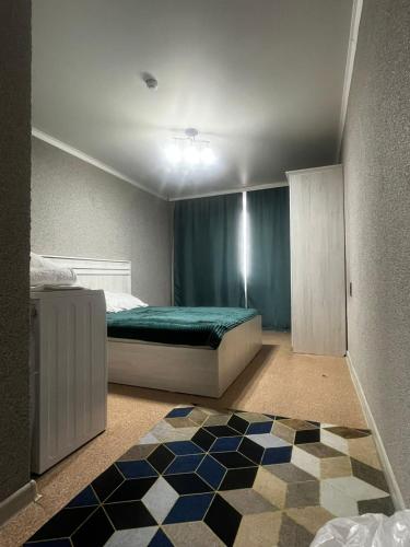 1 dormitorio con cama verde y suelo de tablero de ajedrez en Silk Way, en Semey