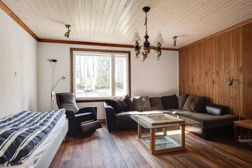a living room with a couch and a bed at Upea huoneisto merenrannalla in Vaasa