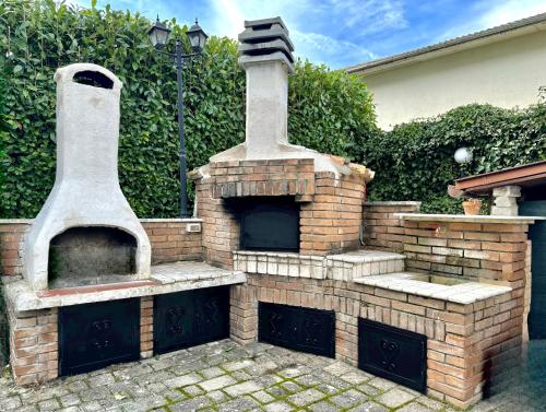 an outdoor brick oven in a yard with a house at Villetta Relax Cansano Spa in Cansano