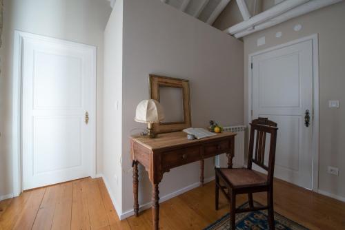 a room with a desk with a mirror and a chair at Quinta da Eira Velha in Aldeia do Mato