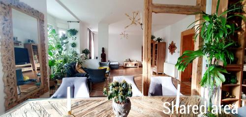 a living room with a table and some plants at Dantas Apartment in Nuremberg