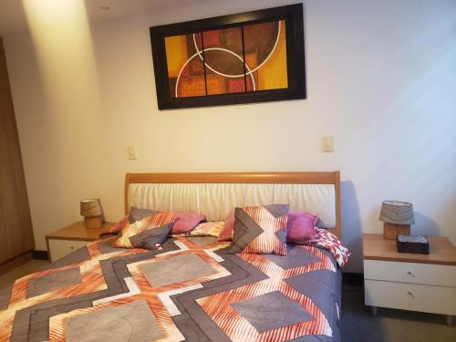 1 dormitorio con 1 cama con una foto de baloncesto en la pared en Suite ICON, en Quito