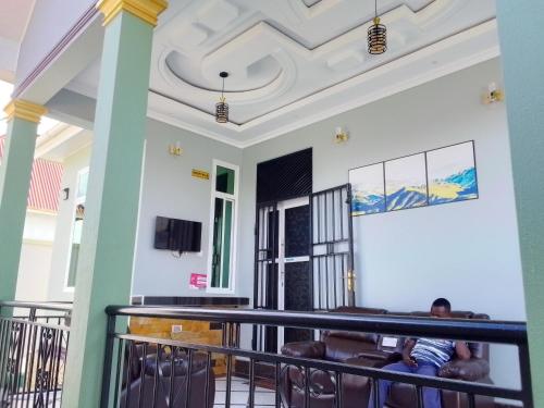 Kampango Classic Hotel في Mugumu: اطلالة على بهو مبنى