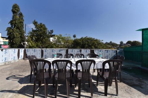 una mesa y sillas en un patio en Abu Banglow, en Mount Abu