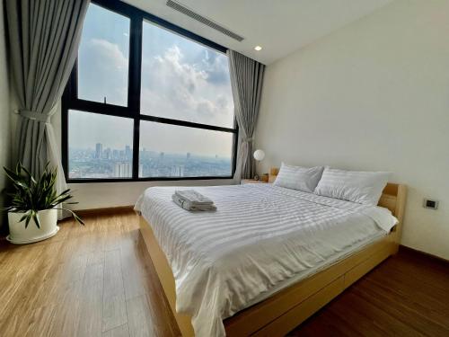 Giường trong phòng chung tại 2 Bedrooms in luxury @Vinhomes Green Bay Ha Noi.