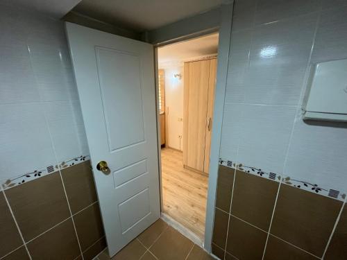 een badkamer met een douche en een witte deur bij Le Safran Palace Hotel in Istanbul