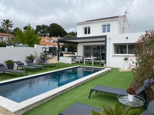 Piscina de la sau aproape de VILLA LAURANA HYERES 6 personnes Piscine chauffée