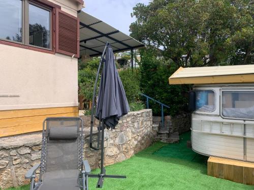 Κήπος έξω από το mobile home dans un coin de paradis