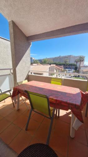 CLOS ST CYPRIEN Superbe T2 proche plage et port - terrasse - Piscine - parking