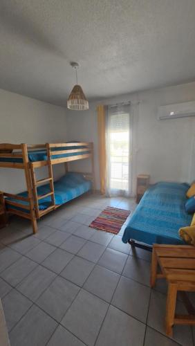 une chambre avec deux lits superposés et une fenêtre dans l'établissement CLOS ST CYPRIEN Superbe T2 proche plage et port - terrasse - Piscine - parking, à Saint-Cyprien
