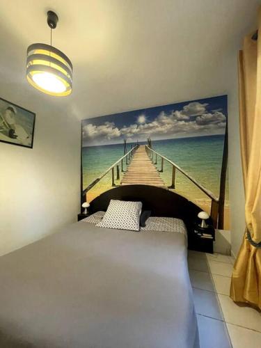 - une chambre avec peinture sur une jetée dans l'établissement L'authentique - Cosy & Calme, à La Pironnière