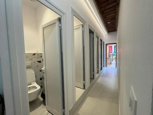 - une salle de bains avec toilettes dans le couloir dans l'établissement Helin's Hostel by Backpackers, à Berat