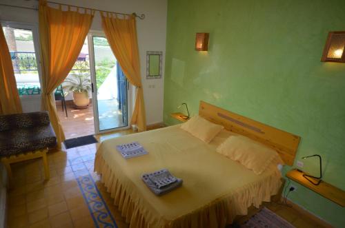 ein Schlafzimmer mit einem Bett mit zwei Platten darauf in der Unterkunft Les appartements de la Villa Beida in Oualidia