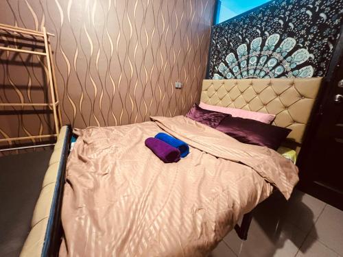 łóżko z fioletowymi poduszkami i głową w obiekcie Mamby Gray's Place Balcony, Karaoke ,Wifi,Netflix &Kitchen w mieście Imus