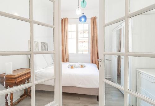 Un pat sau paturi într-o cameră la Nice Apartment Beausoleil Near Monaco