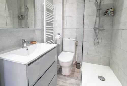 uma casa de banho com um WC, um lavatório e um chuveiro em Nice Apartment Beausoleil Near Monaco em Beausoleil