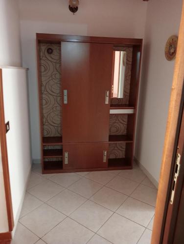 korytarz z drewnianymi drzwiami w pokoju w obiekcie Casa Anna w mieście Castellammare del Golfo
