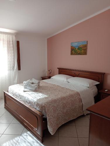 カステッランマーレ・デル・ゴルフォにあるCasa Annaのベッドルーム1室(ベッド1台、タオル2枚付)