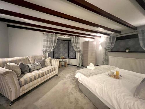- un salon avec un canapé et un lit dans l'établissement Duchess House 2- Spacious & Elegant 3BR 1F, à Colchester