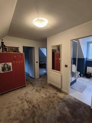 ein leeres Wohnzimmer mit schlammigen Böden und einer Decke in der Unterkunft Etage complet in Gouvieux