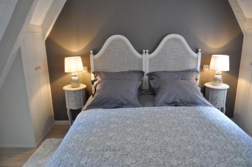 une chambre avec un grand lit avec deux tables de nuit dans l'établissement la traverse, à Sarlat-la-Canéda