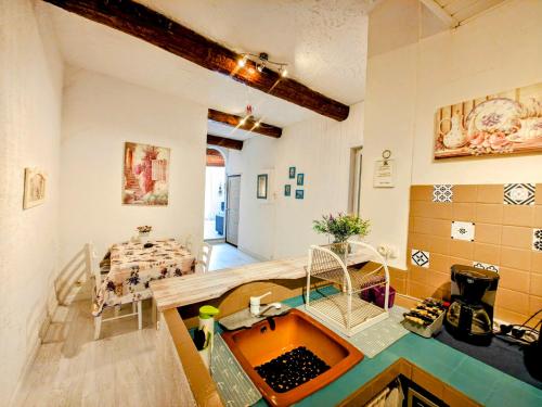 - une cuisine avec un évier et une table dans une chambre dans l'établissement St Joseph · Great holiday flat - old town for 4, à Nice