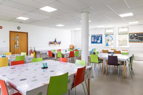 a classroom with tables and chairs in a room at Pax Lodge in London