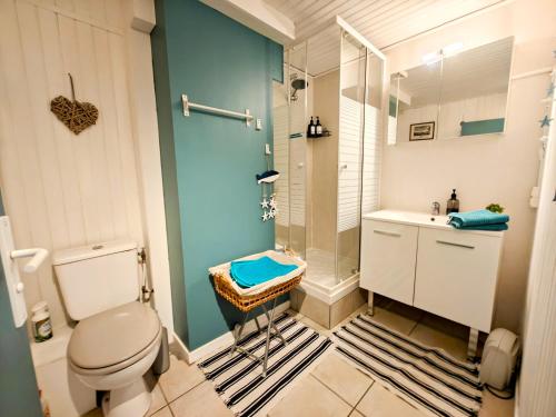 W łazience znajduje się toaleta, prysznic i umywalka. w obiekcie St Joseph · Great holiday flat - old town for 4 w Nicei