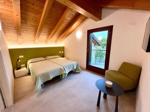um quarto com uma cama e uma janela em Rio em Lignano Sabbiadoro