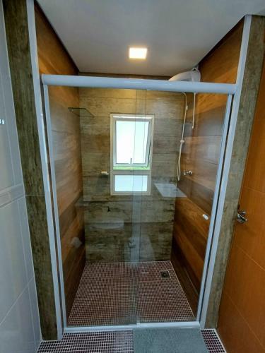 Bilik mandi di Minicasa Show, 27m², com churrasqueira e varanda!