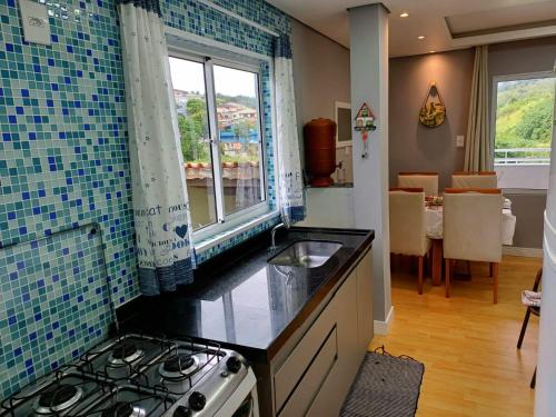 Dapur atau dapur kecil di Minicasa Show, 27m², com churrasqueira e varanda!