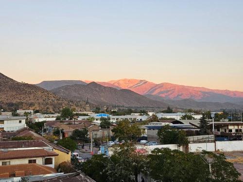 ロス・アンデスにあるEstancia Perfecta en Los Andesの山々を背景とした市街の景色