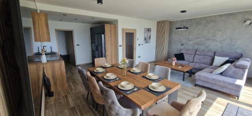 sala de estar con mesa y sofá en Villa ELM, en Ankaran