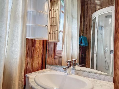 y baño con lavabo y espejo. en La Barbotine, maison normande au pied de la plage, en Villers-sur-Mer