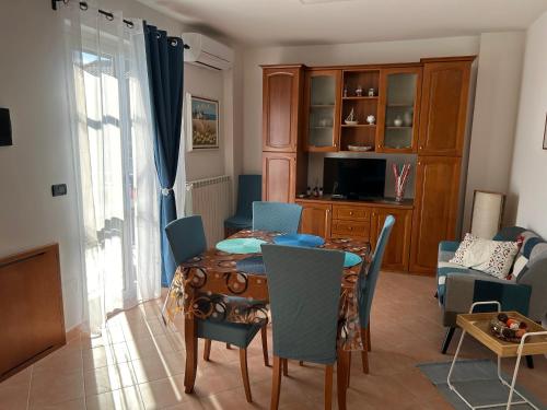 ein Wohnzimmer mit einem Esstisch und Stühlen in der Unterkunft Casa vacanze Bella Vista in Campomarino